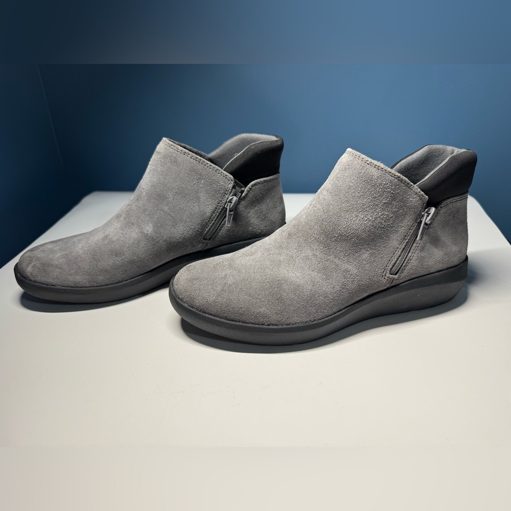 Clarks Women’s Sz 7.5 M Kayleigh Mid Ankle Boot Side Zip Gray Suede Shoes - Picture 1 of 10